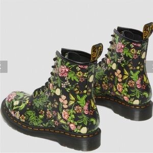 NWT and box Dr. Martens 1460 Floral Bloom Combat Boots - Size 8